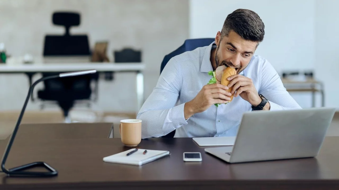 Como funciona a hora do almoço para CLT? Saiba se conta para as horas trabalhadas