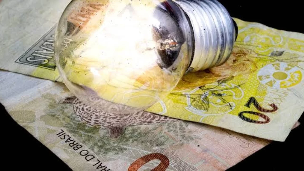 Tarifa Social de Energia: quem tem CadÚnico recebe desconto automático na conta de luz?